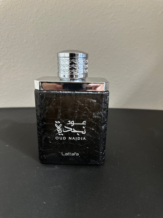 Lattafa Oud Najdia – Bold & Woody Oriental Eau de Parfum 100 ml